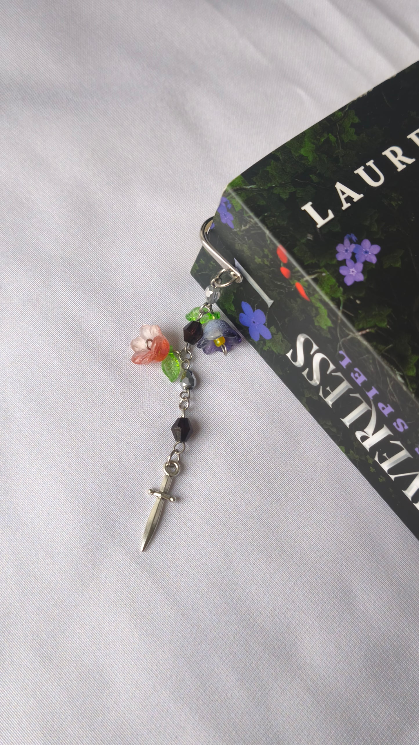 Lesezeichen im Fantasy Stil mit Schwert-Anhänger ⚔️