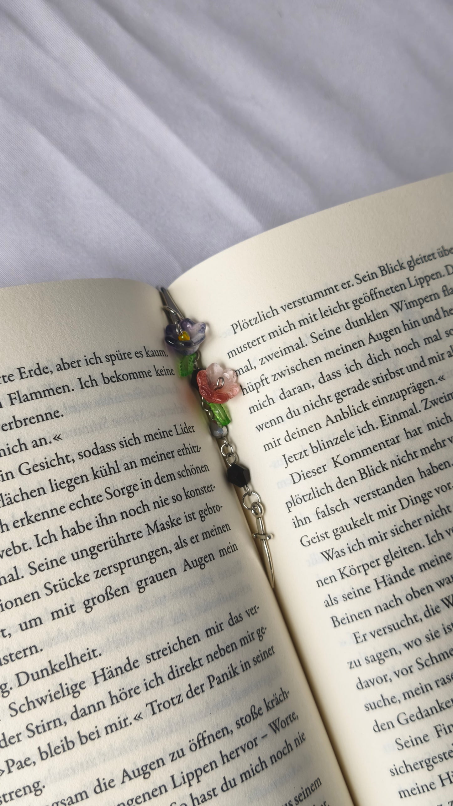 Lesezeichen im Fantasy Stil mit Schwert-Anhänger ⚔️
